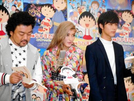 映画「ちびまる子ちゃん　イタリアから来た少年」の公開アフレコを行った（左から）パパイヤ鈴木、ローラ、中川大志＝東京・西早稲田のアバコクリエイティブスタジオ