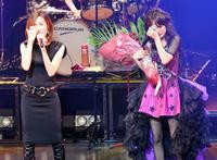 憧れの人・工藤静香（左）に花束を贈られ涙を流す相川七瀬＝ＥＸ　ＴＨＥＡＴＥＲ　ＲＯＰＰＯＮＧＩ（撮影・三好信也）