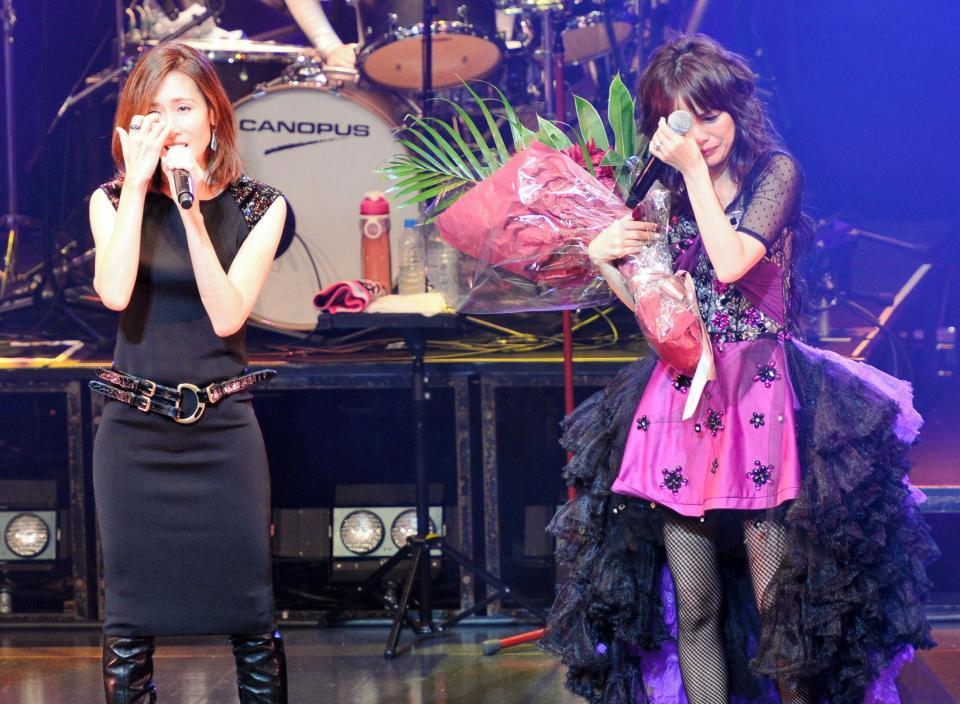 憧れの人・工藤静香（左）に花束を贈られ涙を流す相川七瀬＝ＥＸ　ＴＨＥＡＴＥＲ　ＲＯＰＰＯＮＧＩ（撮影・三好信也）