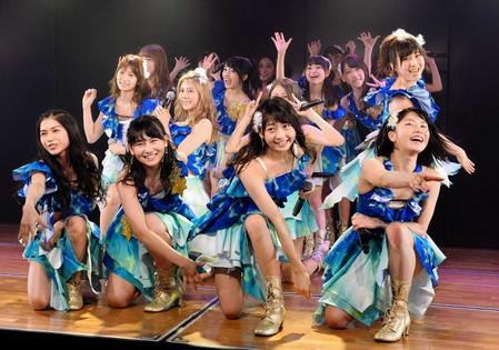 　田中将大投手がプロデュースした公演を行った横山由依（前列右端）らＡＫＢ４８。野球にちなんだ振り付けも採り入れられた＝東京・ＡＫＢ４８劇場（撮影・村中拓久）