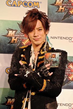 Ｘ（クロス）の意味も込めておなじみのポーズを決めるＤＡＩＧＯ＝東京・表参道