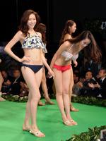 新作水着を披露したＪＳＡキャンペーンガール島田七実。右は東レキャンペーンガール海老沼さくら＝ＵＤＸ　ＡＫＩＢＡ　ＳＱＵＡＲＥ（撮影・堀内翔）