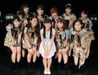 新メンバーの上國料萌衣（前列中央）を囲むアンジュルムの（前列左から）相川茉穂、和田彩花、福田花音、佐々木莉佳子、（後列左から）勝田里奈、中西香菜、竹内朱莉、田村芽実、室田瑞希＝川崎市内