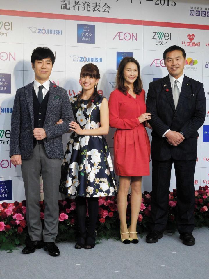 　「いい夫婦　パートナー・オブ・ザ・イヤー　２０１５」に選出された（右から）馳浩、高見恭子夫妻と、乙葉、藤井隆夫妻＝東京・元赤坂