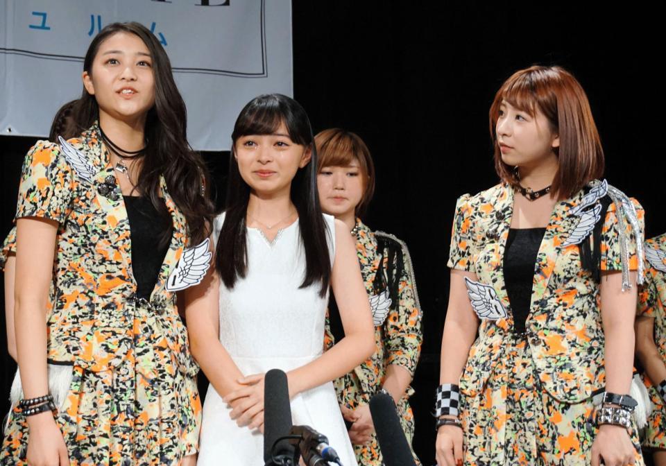 涙を流す上國料萌衣（中央）と和田彩花（左）と福田花音＝川崎市内