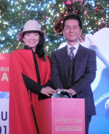 クリスマスツリー点灯式に登場したＤＲＥＡＭＳ　ＣＯＭＥ　ＴＲＵＥの吉田美和（左）と中村正人＝東京・渋谷ヒカリエ