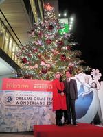 クリスマスツリー点灯式に登場したＤＲＥＡＭＳ　ＣＯＭＥ　ＴＲＵＥの吉田美和（左）と中村正人＝東京・渋谷ヒカリエ