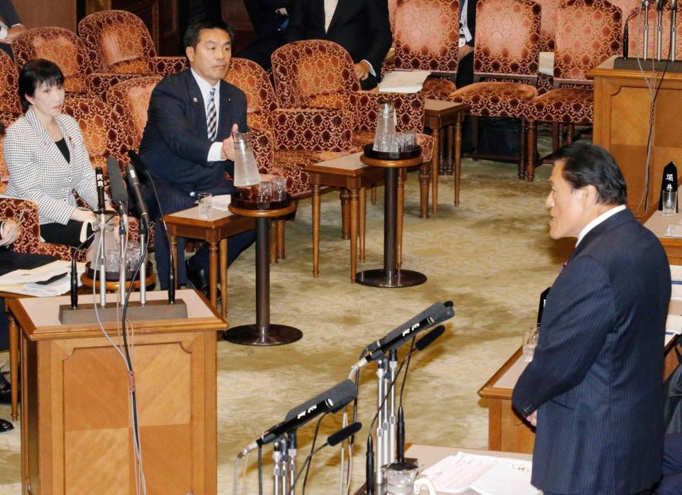 参院予算委でアントニオ猪木氏（右）の質問を聞く馳文科相