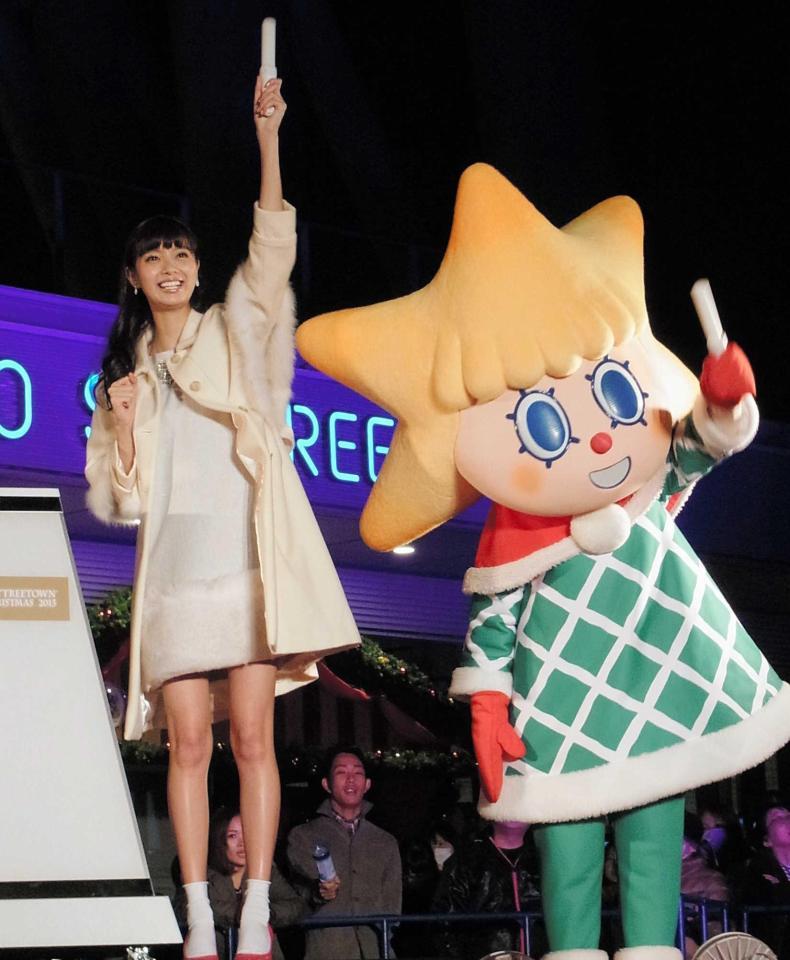 ライティングセレモニーに登場した新川優愛＝東京スカイツリー