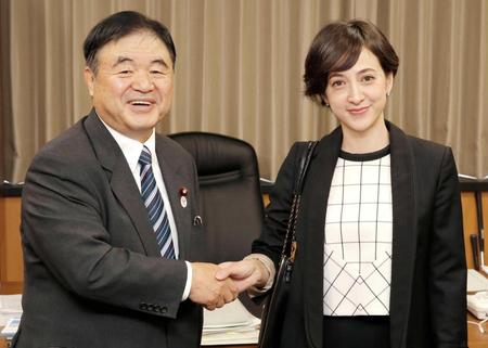 　握手する五輪相と滝川さん