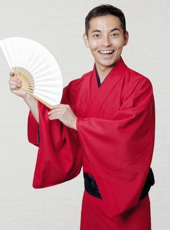 結婚が明らかになった三遊亭とむ