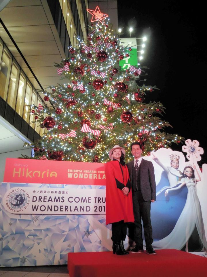 　クリスマスツリー点灯式に登場した吉田美和（左）と中村正人＝東京・渋谷