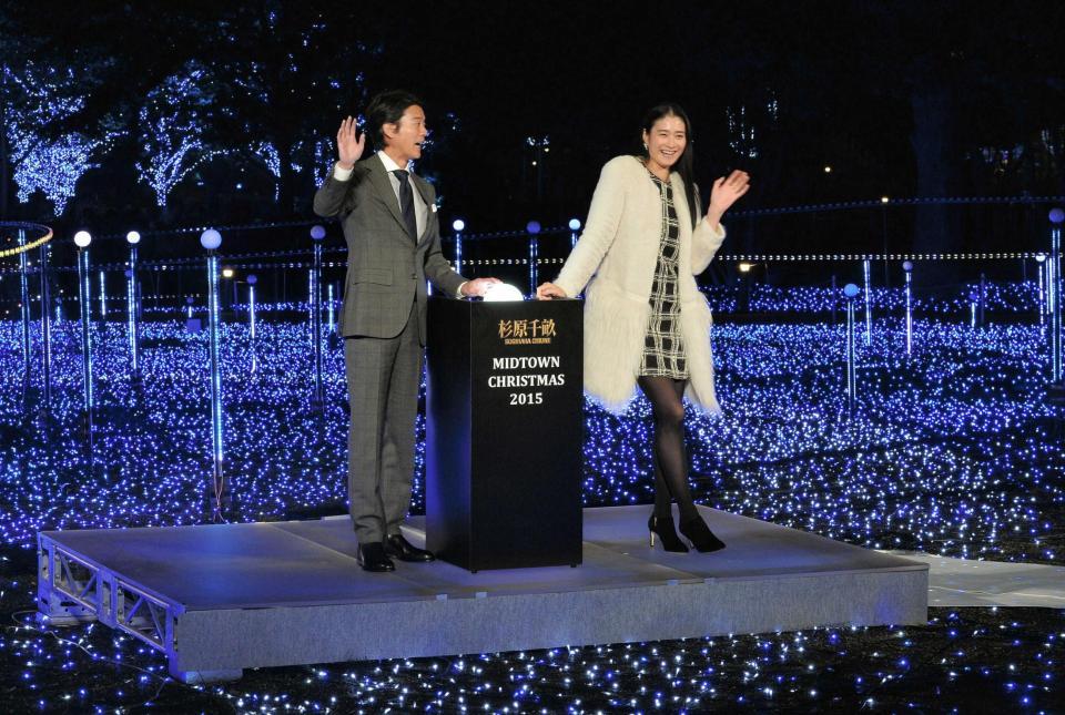 　唐沢寿明（左）とイルミネーションの中、手を振る小雪＝東京・六本木（撮影・園田高夫）