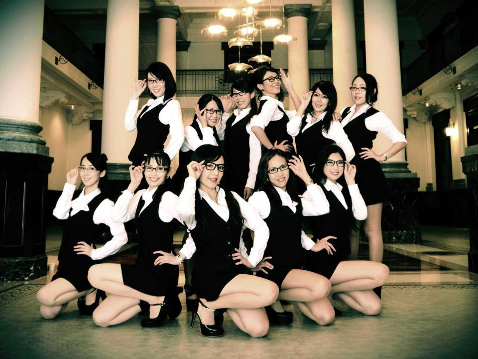 ３０歳以上の女子１１人によるアイドルユニット「美商事」