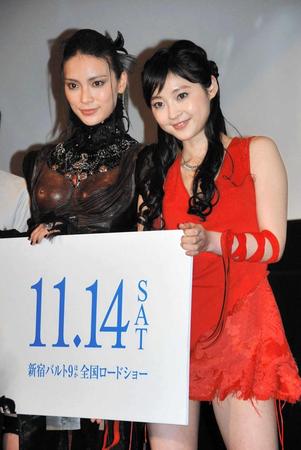 　舞台あいさつに登場した秋元才加（左）と朝倉えりか＝東京・新宿バルト９