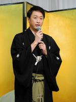 劇団新派入団への抱負を語る市川月乃助＝東京・銀座