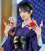 着物姿で「和」をテーマにしたネイルを披露する南明奈＝東京ビッグサイト（撮影・村中拓久）