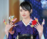 着物姿で「和」をテーマにしたネイルを披露する南明奈＝東京ビッグサイト（撮影・村中拓久）