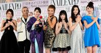 ネイルクイーン２０１５を受賞した（左から）ダレノガレ明美、ＧＥＮＫＩＮＧ、南明奈、ピーター、橋本環奈、足立梨花、おのののか＝東京ビッグサイト（撮影・村中拓久）