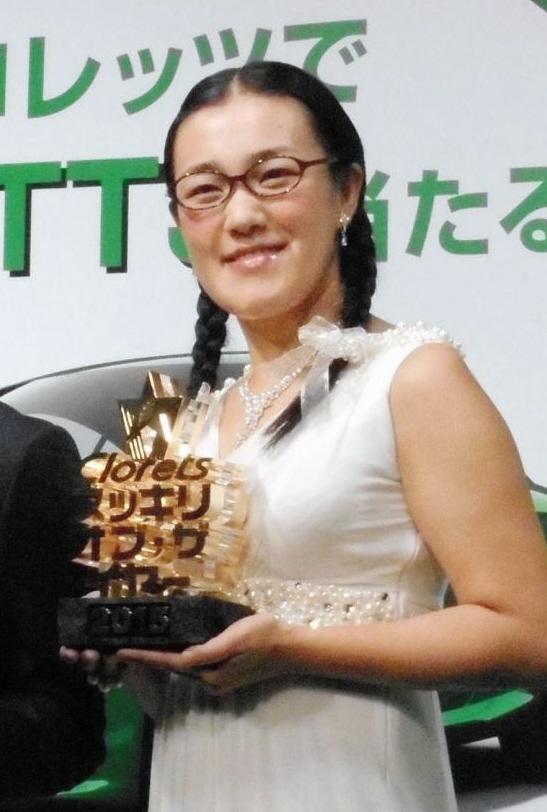 「Ｃｌｏｒｅｔｓ　スッキリ・オブ・ザ・イヤー２０１５」の表彰式に登場した白鳥久美子＝東京・恵比寿ガーデンルーム