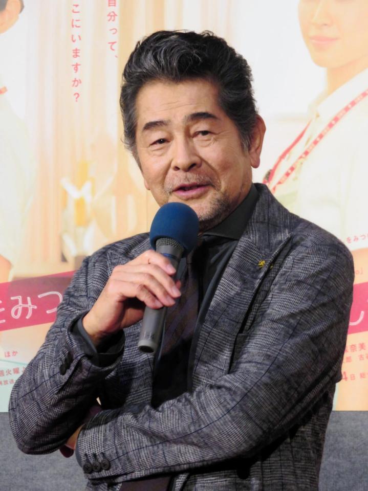 会見後に取材に応じ、阿藤快さんとの思い出を語った古谷一行＝東京・渋谷のＮＨＫ