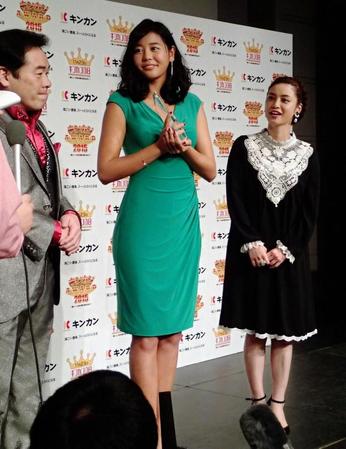 キンカンアワードを受賞した坂口佳穂（中央）＝都内