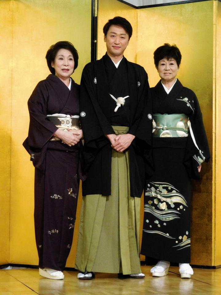 　会見に出席した（左から）波乃久里子、市川月乃助、水谷八重子＝東京・銀座