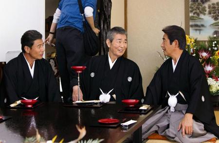 ＣＭ撮影中に談笑する（左から）舘ひろし、渡哲也、神田正輝