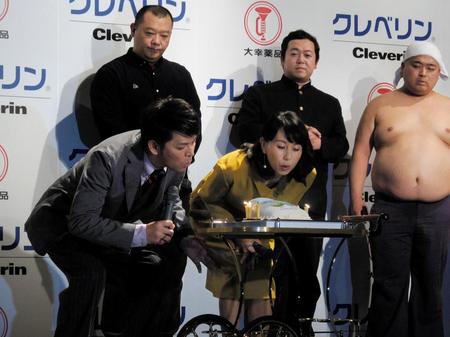 誕生日ケーキが運ばれ、ろうそくの火を消す東尾理子（右）とますだおかだの岡田圭右＝東京・渋谷