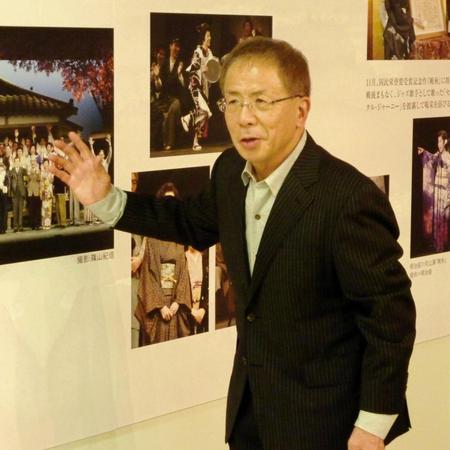 森光子さんの年表の前で、思い出を語る“最後の弟子”岡本敏明＝大阪市の近鉄百貨店上本町店