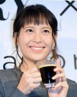 イベントでカフェインレスのコーヒーを楽しむ青木裕子＝東京・二子玉川　蔦屋家電（撮影・開出牧）