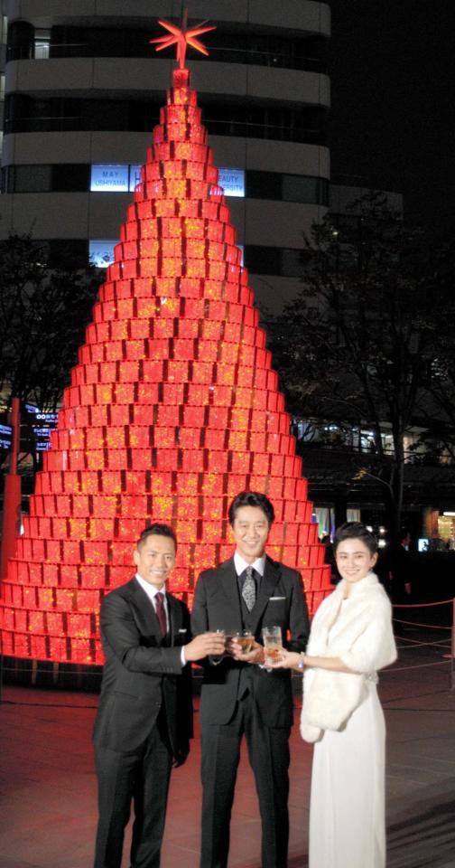 　イルミネーション点灯乾杯式に登場した（左から）野村忠宏、堤真一、ホラン千秋＝東京・六本木ヒルズ