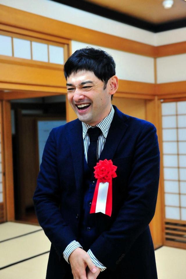 日本将棋連盟から感謝状を授与されたてつじ＝大阪市の関西将棋会館