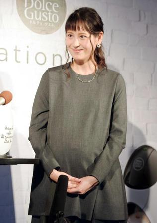 　マタニティウエアでイベントに登場した青木裕子＝東京・二子玉川　蔦屋家電（撮影・開出牧）