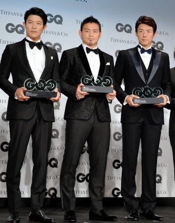 ＧＱメンオブザイヤー２０１５を受賞した五郎丸歩（中央）＝東京アメリカンクラブ（撮影・田村亮介）