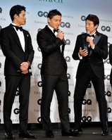 トーク中、五郎丸（中央）をぐいぐい攻める松岡修造（右）＝東京アメリカンクラブ（撮影・田村亮介）