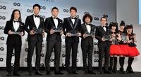 ＧＱメンオブザイヤー２０１５を受賞した（左から）又吉直樹、鈴木亮平、五郎丸歩、松岡修造、葉加瀬太郎、吉田鋼太郎、特別賞のＢＡＢＹＭＥＴＡＬ＝東京アメリカンクラブ（撮影・田村亮介）