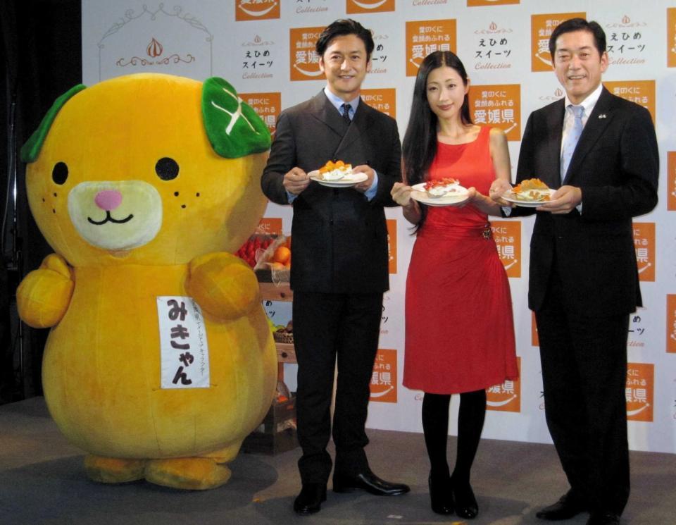 　えひめスイーツコレクションキックオフイベントに登場した（左から）みきゃん、石丸幹二、壇蜜、愛媛県中村時広知事＝東京・銀座