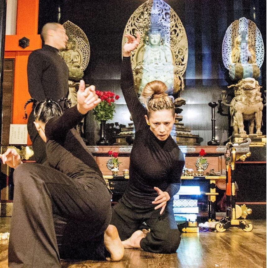 仏像の前でパフォーマンスを披露する夏木マリ＝京都・清水寺