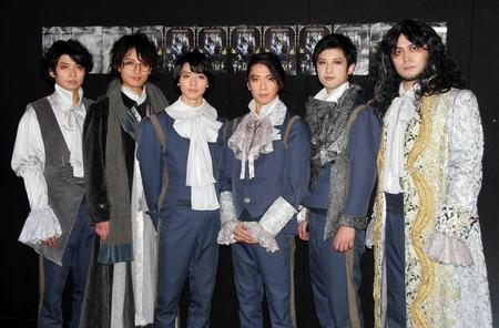 　舞台初日を迎えた（左から）武田航平、陳内将、高杉真宙、早乙女友貴、平田裕一郎、満健