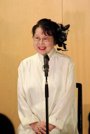 講演を行った市原悦子＝大阪・近畿大学