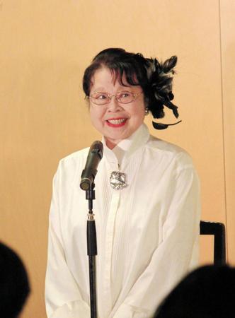 講演を行った市原悦子＝大阪・近畿大学