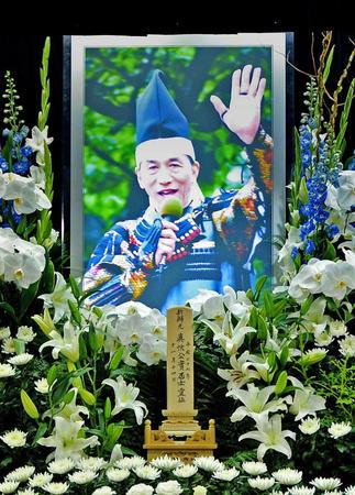 　阿藤快さんの遺影＝小田原市内（撮影・田村亮介）