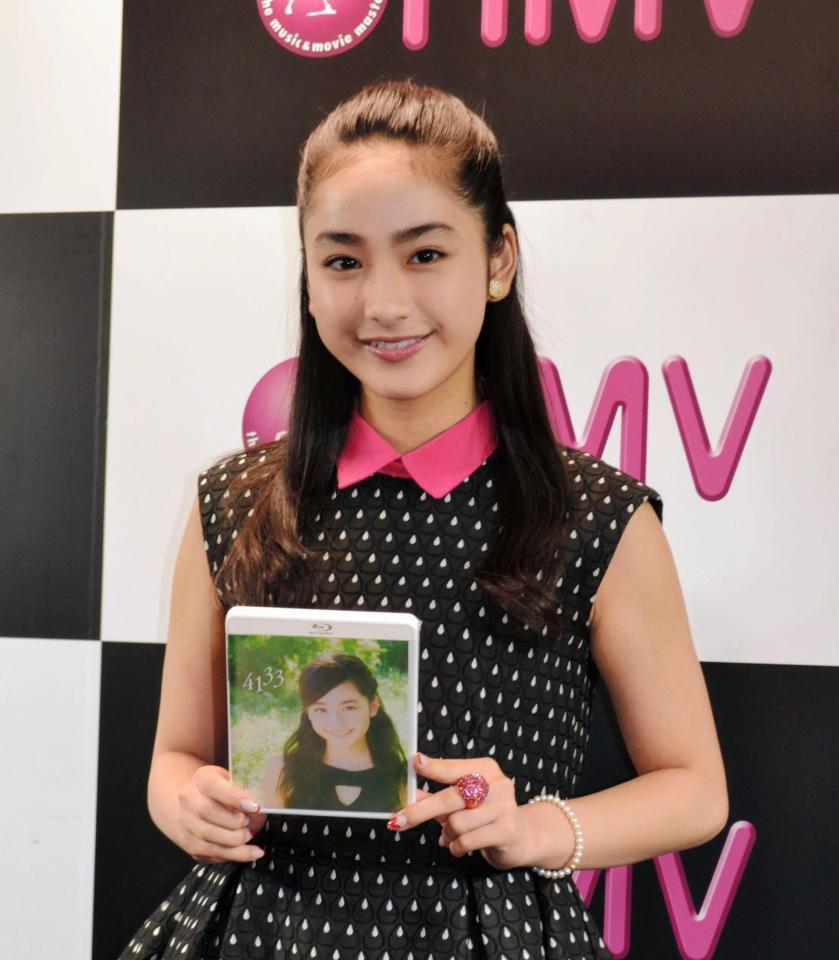 姉・平愛梨がパッケージ写真を撮影したＤＶＤをＰＲする平祐奈＝神戸・ＨＭＶ三宮ＶＩＶＲＥ