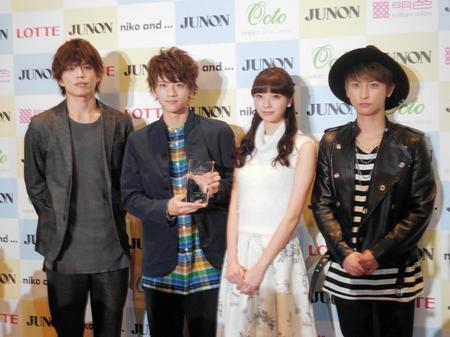 グランプリに輝いた飯島寛騎さん（左から２番目）とゲスト審査員を務めた（左から）山本裕典、新川優愛、ＡＡＡの與真司郎＝東京・恵比寿