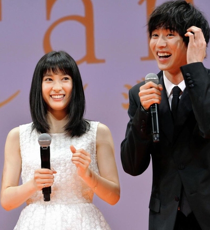 映画「ｏｒａｎｇｅ-オレンジ-」の完成披露試写会に登場した（左から）土屋太鳳、山崎賢人＝東京都千代田区のイイノホール（撮影・佐々木彰尚）