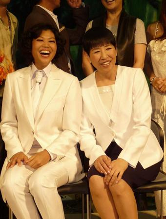 舞台「和田アキ子物語」に出演した中鉢明子（左）と激励に訪れた和田アキ子（２０１０年８月１日撮影）