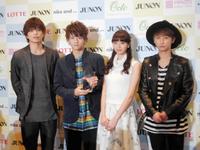 グランプリに輝いた飯島寛騎さん（左から２番目）とゲスト審査員を務めた（左から）山本裕典、新川優愛、ＡＡＡの與真司郎＝東京・恵比寿