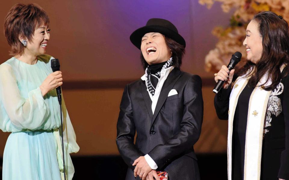 　クミコ（左）らによる合唱の指揮者を務めるつんく♂（中央）。右は湯川れい子氏