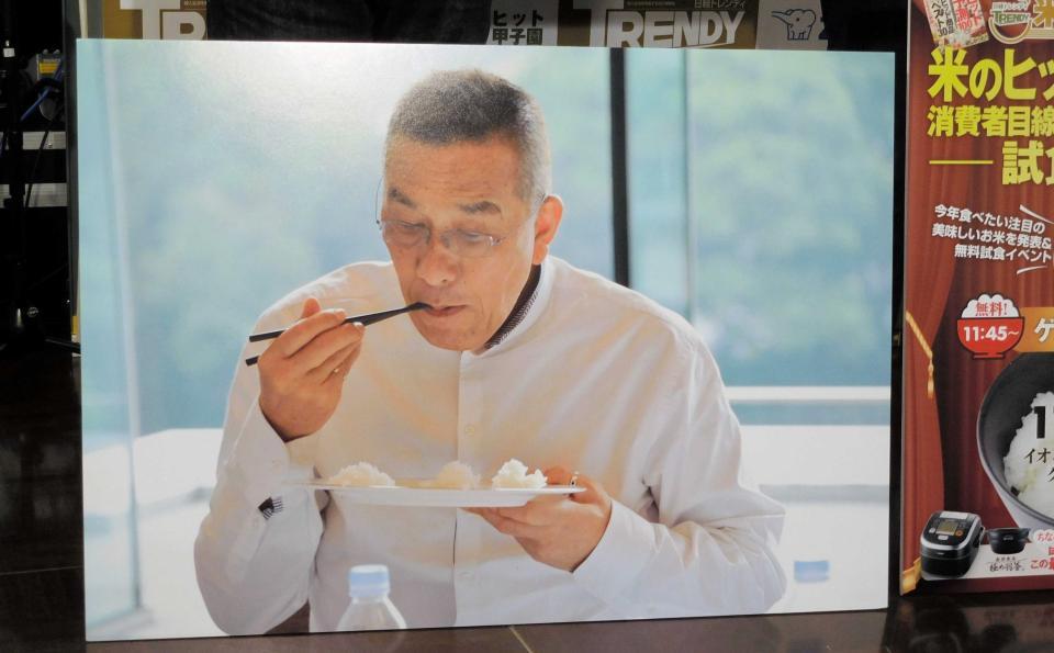 　イベントでは、阿藤快さんが審査を行っている様子のパネルが飾られた＝千葉・幕張